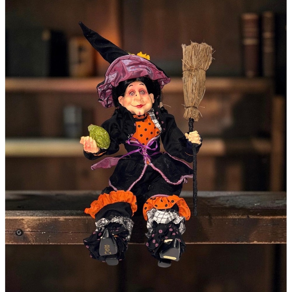19.5"Whimsical Witch Frog Broom Doll Figure Retro Halloween Decor Posa